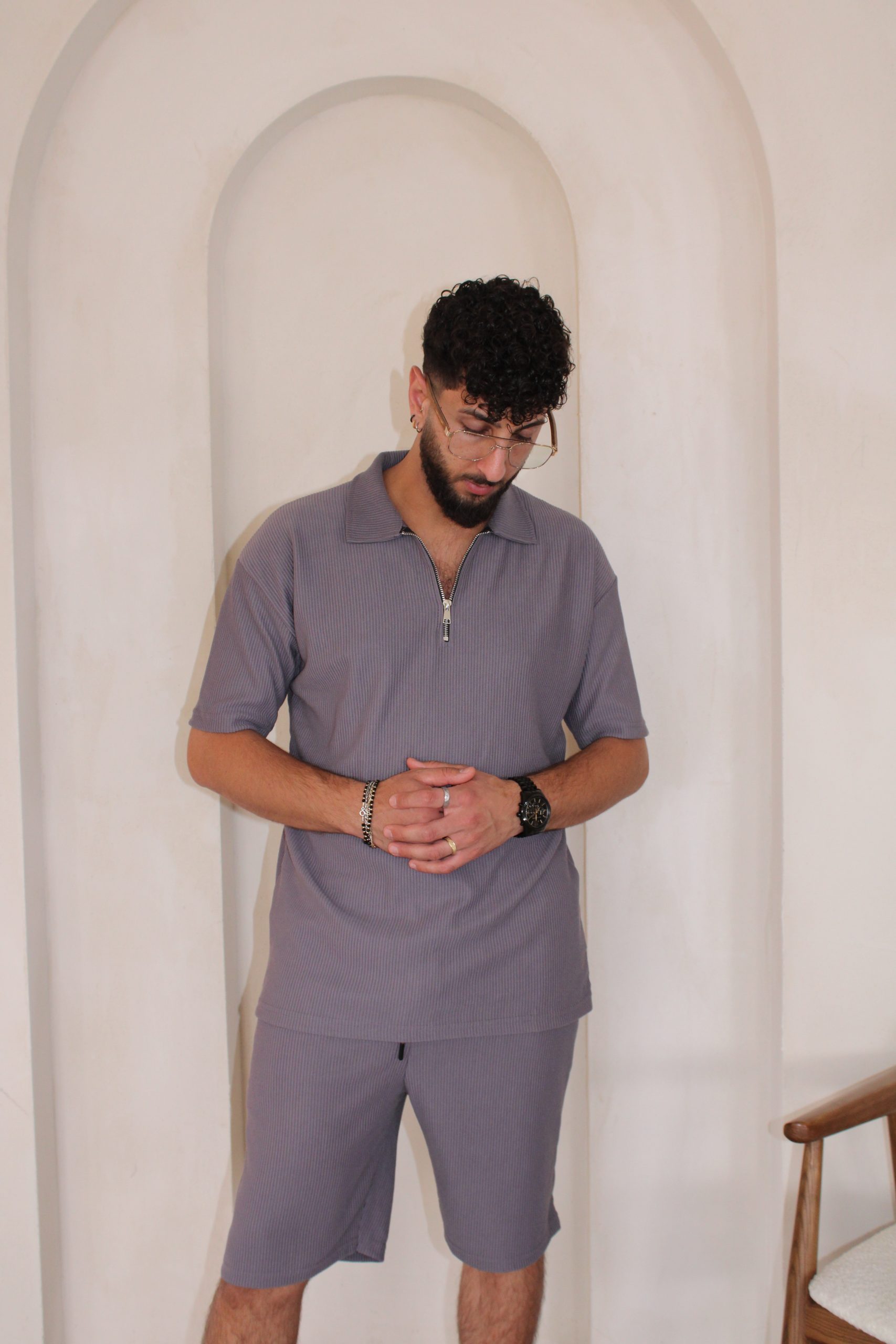 חליפה אפורה