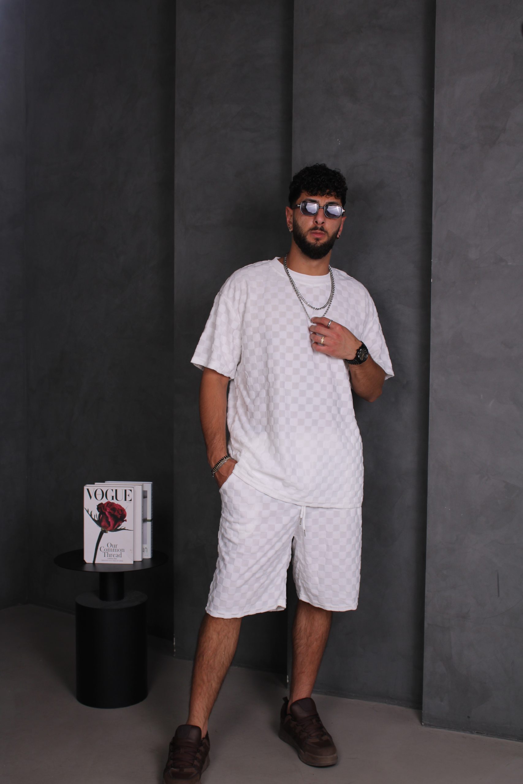 חליפה לבנה ראשית גריד וויט