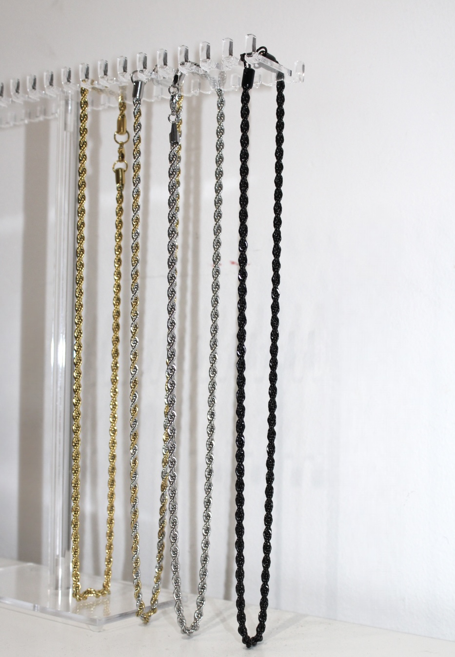 כל השרשראות על הסטנד