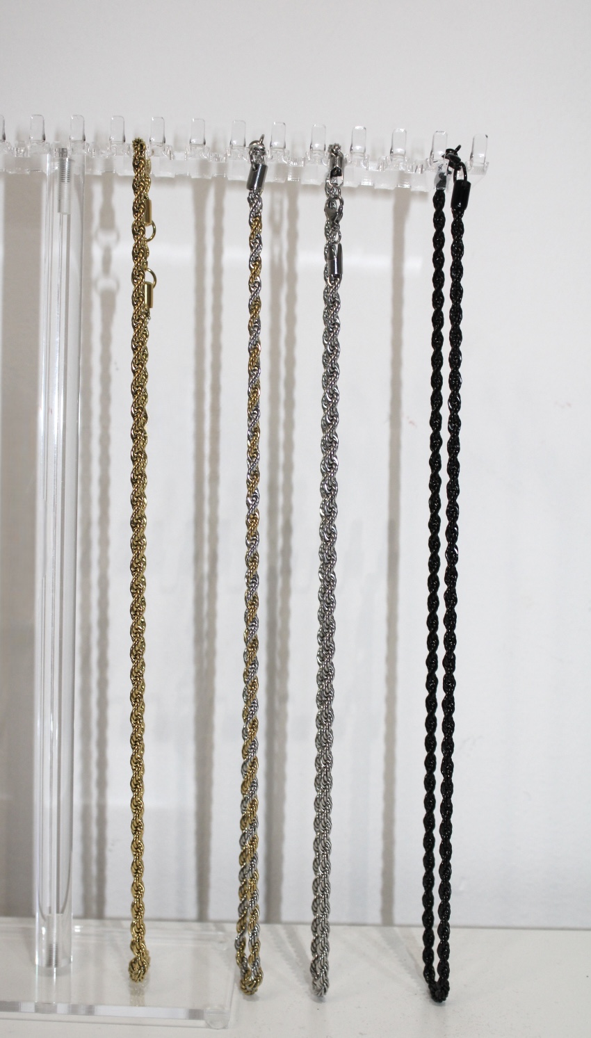 כל השרשראות על הסטנד תמומה צולמה מהצד